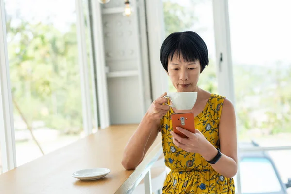 Kvinna Som Använder Mobiltelefon Ett Kafé Dagtid — Stockfoto