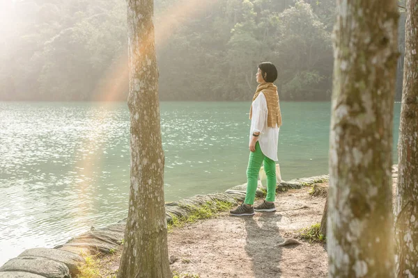 Traveling Asian Woman Stand Lake Trees Sun Moon Lake Nantou — Stock Photo, Image