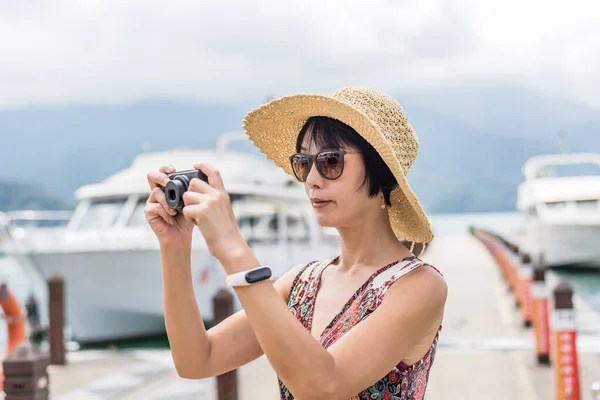 Reizende Aziatische Vrouw Met Hoed Neemt Een Foto Bij Sun — Stockfoto