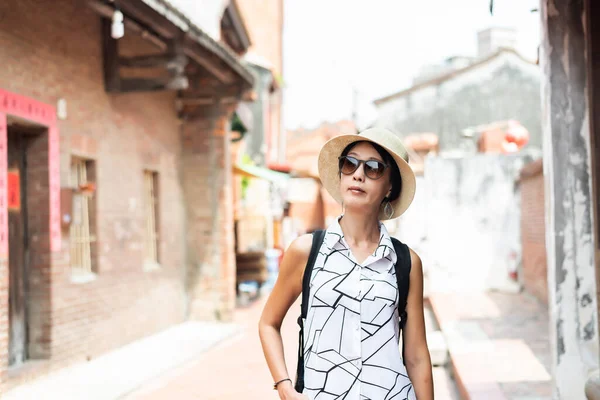 Viajando Mulher Asiática Andando Rua Velha Cidade Lukang Condado Changhua — Fotografia de Stock