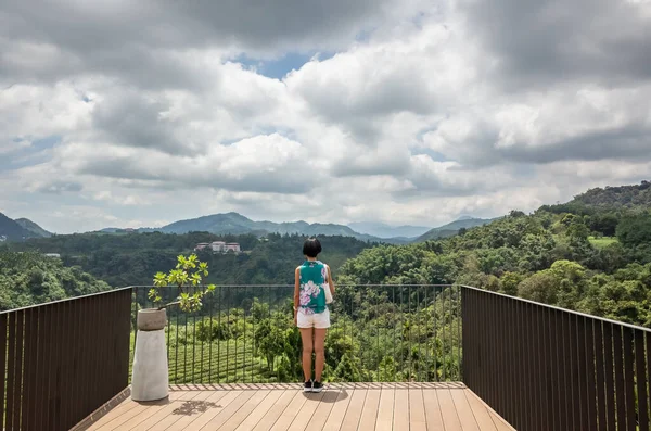 Paesaggio Donna Che Cammina All Aperto Nel Balcone Legno — Foto Stock