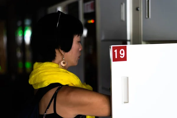 Азіатська Жінка Відкриває Шафку Станції — стокове фото
