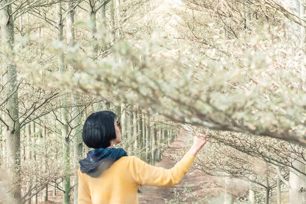 Nahaufnahme Porträt Einer Modernen Asiatischen Reifen Frau Wald — Stockfoto