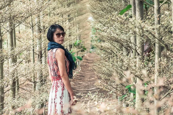 Close Retrato Mulher Madura Asiática Moderna Floresta — Fotografia de Stock