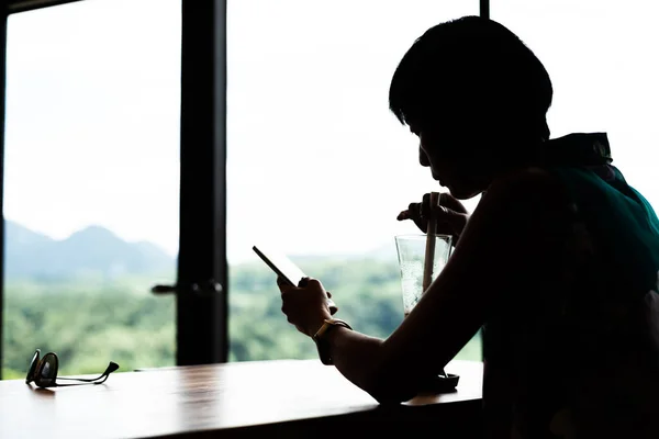 Silueta Mujer Asiática Utilizar Teléfono Móvil Obtener Una Bebida Fría —  Fotos de Stock