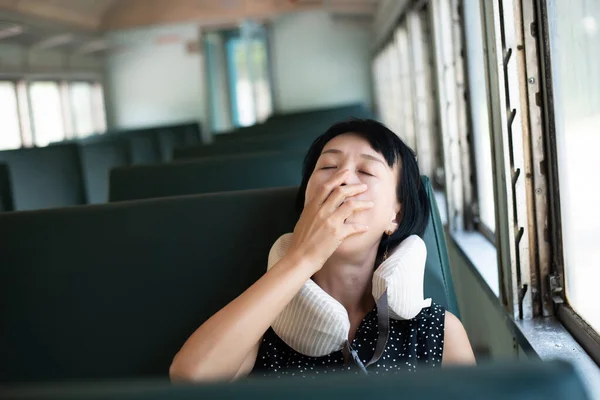 Maduro Asiático Mujer Dormir Tren Carro — Foto de Stock