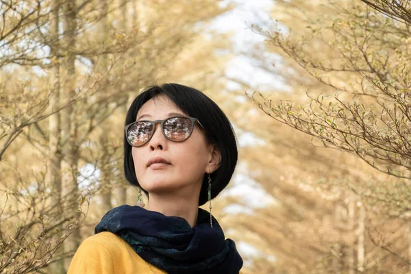 Modern Asyalı Olgun Bir Kadının Ormandaki Yakın Plan Portresi — Stok fotoğraf