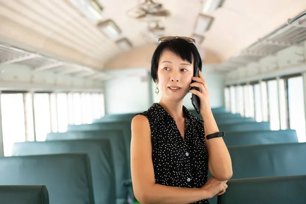 Donna Matura Che Parla Cellulare Una Carrozza Del Treno — Foto Stock