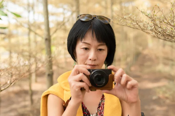 Mulher Asiática Moderna Segurar Uma Câmera Floresta — Fotografia de Stock