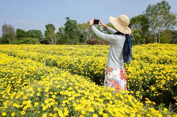 Moderne Frau Steht Und Macht Ein Selfie Der Gelben Chrysantheme — Stockfoto
