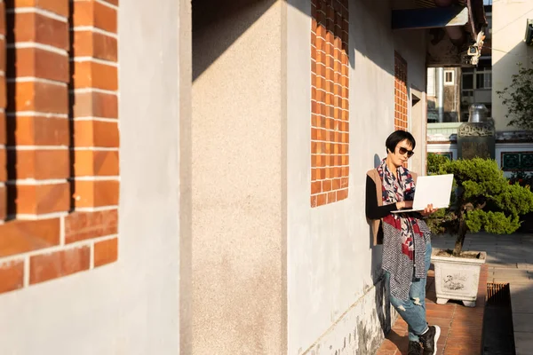 Asiatico Donna Uso Laptop Contro Muro Antico Edificio — Foto Stock