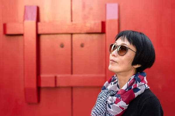 Mulher Asiática Moderna Retrato Contra Porta Madeira Vermelha Velho Edifícios — Fotografia de Stock