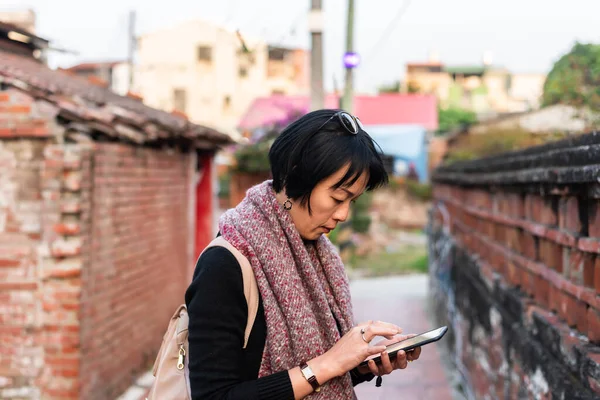 Путешествующая Азиатка Помощью Мобильного Телефона Старой Улице Тайване — стоковое фото