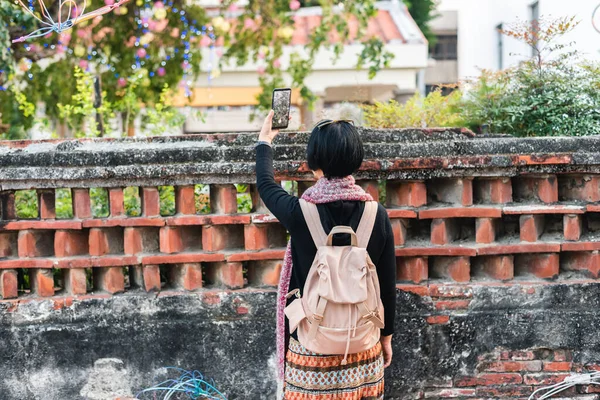 旅行中のアジアの女性は台湾の古い通りで写真を撮る — ストック写真