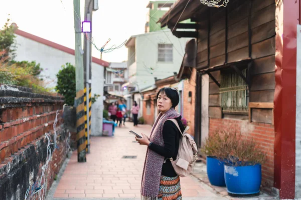 肖像画旅行アジアの女性は台湾の古い通りに立つ — ストック写真