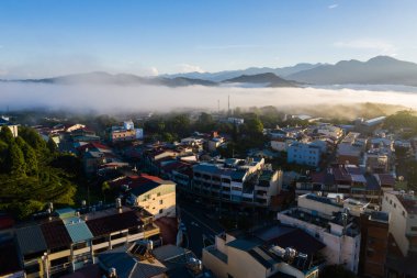 Yuchi kasabası Nantou, Tayvan 'da bulutların altında binalar ve sisli sabah bulutlu manzarası