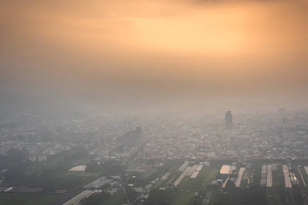 Západ Slunce Město Budovy Mlze Město Puli Nantou Tchaj Wan — Stock fotografie