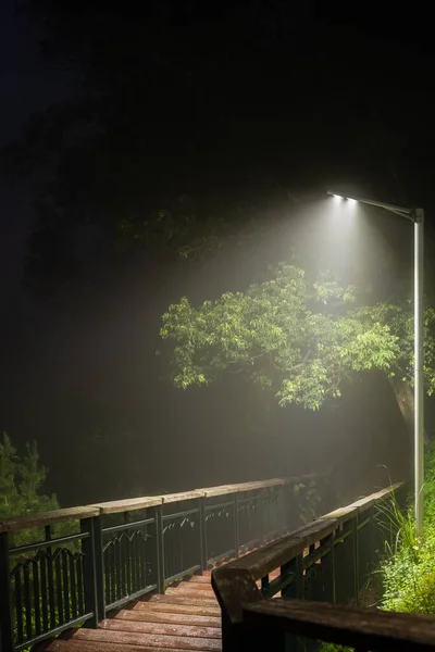 Luz Rua Névoa Manhã Perto Das Escadas Madeira — Fotografia de Stock