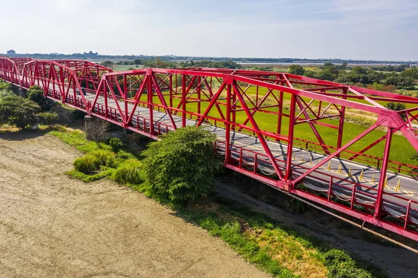 雲林県の川と農場に架かる赤い有名な西陵橋 — ストック写真