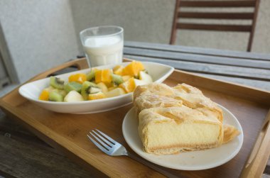 Sabah kahvaltıda süt, meyve ve kek.