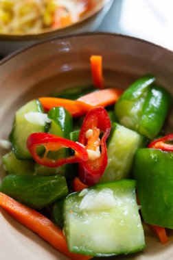 Masada salatalık turşusuyla Çin mezesi.