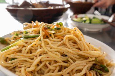 Küçük bir restoranda Tayvan usulü soğuk erişte.