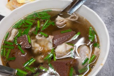 Tayvan usulü geleneksel domuz kanı çorbası.