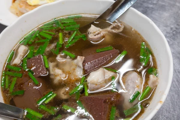 Tayvan usulü geleneksel domuz kanı çorbası.