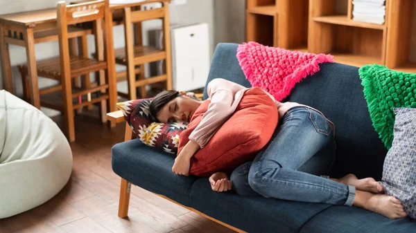 Ibu Rumah Tangga Muda Asia Tidur Sofa Rumah — Stok Foto