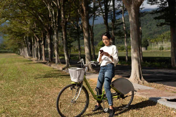 Woman Ride Bike Countryside — Stock Photo, Image