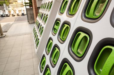 Taipei, Tayvan - 17 Ağustos 2019: Taipei, Tayvan, Asya 'daki caddede bulunan Tayvan merkezli elektronik motorsiklet bataryalarının şarj istasyonu