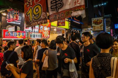 Taichung, Tayvan - 13 Eylül 2019: Fengchia gece pazarı turistler ve yerel halk arasında popülerdi, Taichung City, Tayvan