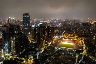 Banqiao, Tayvan - 19 Ekim 2019: Banqiao, New Taipei City, Tayvan 'da gökdelenlerle gece manzarası