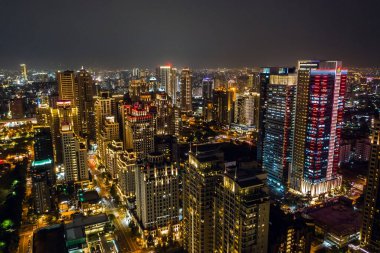 Taichung, Tayvan - 15 Kasım 2019: Tayvan, Asya 'da Taichung şehrinde gökdelenleri ve binaları olan gece manzarası