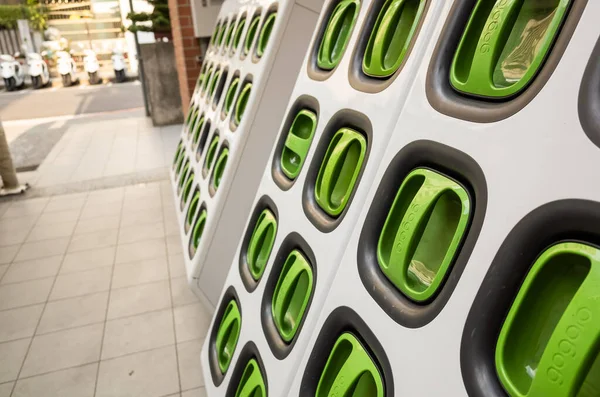 Taipei, Tayvan - 17 Ağustos 2019: Taipei, Tayvan, Asya 'daki caddede bulunan Tayvan merkezli elektronik motorsiklet bataryalarının şarj istasyonu