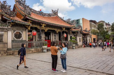Taipei, Tayvan - 20 Ekim 2019: Taipei, Tayvan 'daki Lungshan Tapınağı' nın ünlü eğlencesi