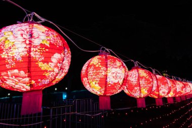 Taichung Şehri, Tayvan - 19 Şubat 2020: Tayvan, Asya 'daki Houli At Çiftliği' nde turist ve fenerlerle fener festivali