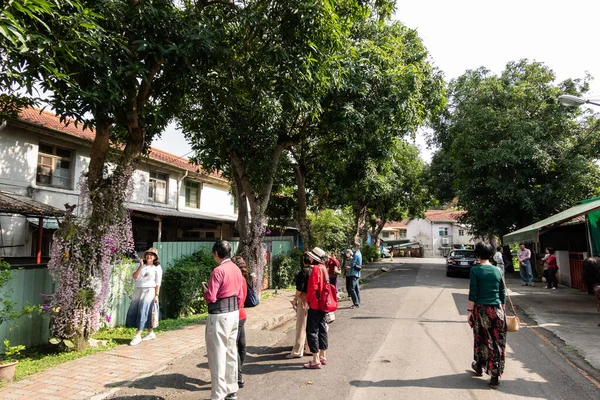 Nantou Taiwan April 2020 Dendrobium Blumen Der Straße Mit Touristen — Stockfoto