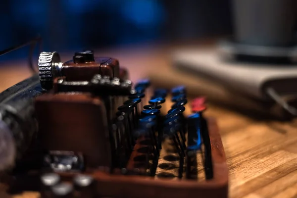 Typemachine Met Een Kop Koffie Het Bureau Thuis Nacht — Stockfoto