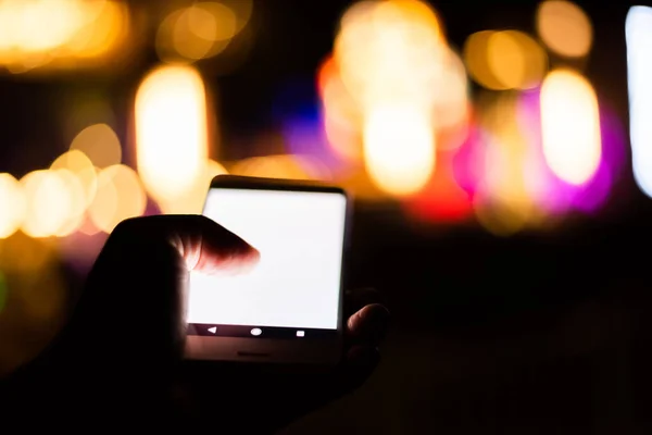 Kadın Geceleri Boş Beyaz Ekranlı Bir Cep Telefonu Tutuyor — Stok fotoğraf