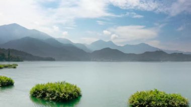 Yuchi kasabası Nantou, Tayvan 'da su ve tekneli Güneş Ay Gölü manzarası