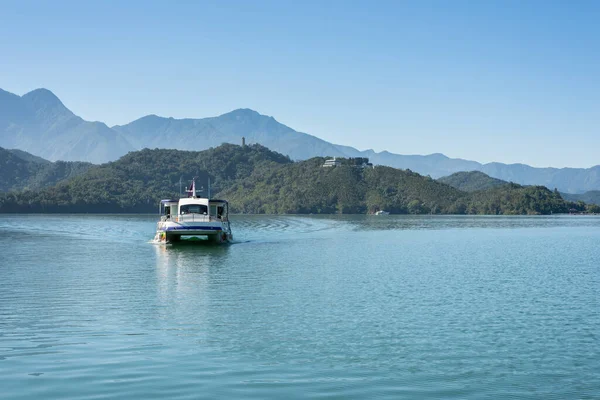 南投県湯地町の有名な名所 日月潭の湖の上にボートと風景アジア — ストック写真
