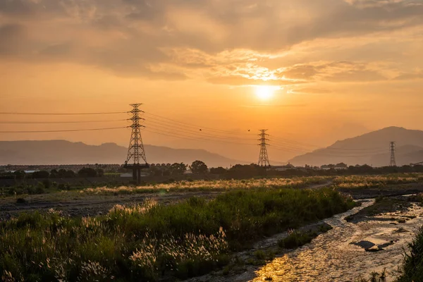 Puli kasabası, Nantou, Tayvan 'da renkli gökyüzü altında elektronik kulesi olan şehir batımı manzarası