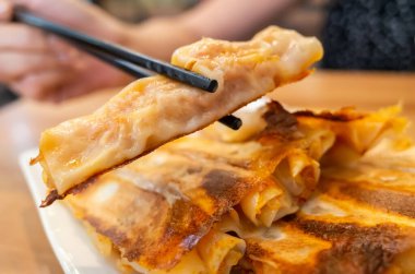 Tayvan 'da bir restoranda geleneksel Tayvan usulü kızarmış hamur köftesi.