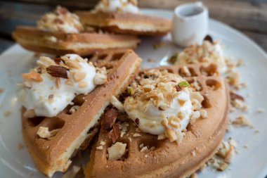 Ahşap masadaki bir tabakta nefis waffle.