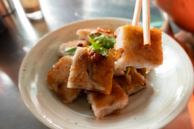 Restorandaki bir masada Tayvan usulü turp keki.