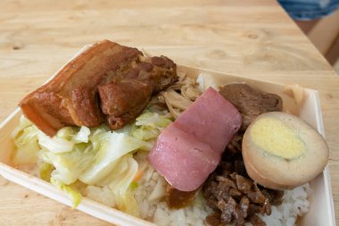 Tayvan usulü abur cubur, soya yahnisi ve pilav.