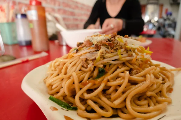 Macarrão Óleo Seco Taiwanês Mesa Restaurante — Fotografia de Stock