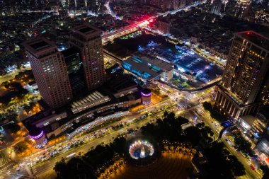 Banqiao, Tayvan - 19 Ekim 2019: Banqiao, New Taipei City, Tayvan 'daki tren istasyonuyla gece manzarası