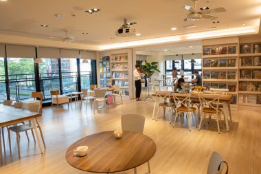 Taichung, Tayvan - 10 Eylül 2020: Taichung, Tayvan, Asya 'daki ünlü AP kitapçısının modern bina içi